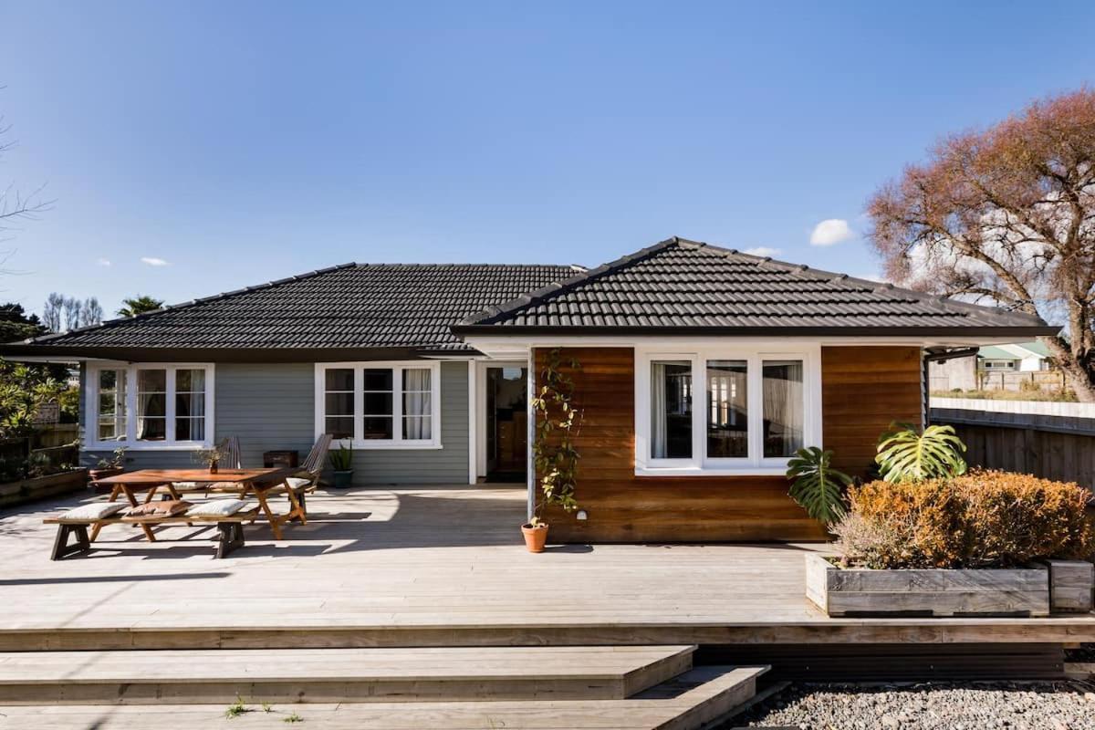 Mid-Century Modern Family Home Auckland Exterior photo